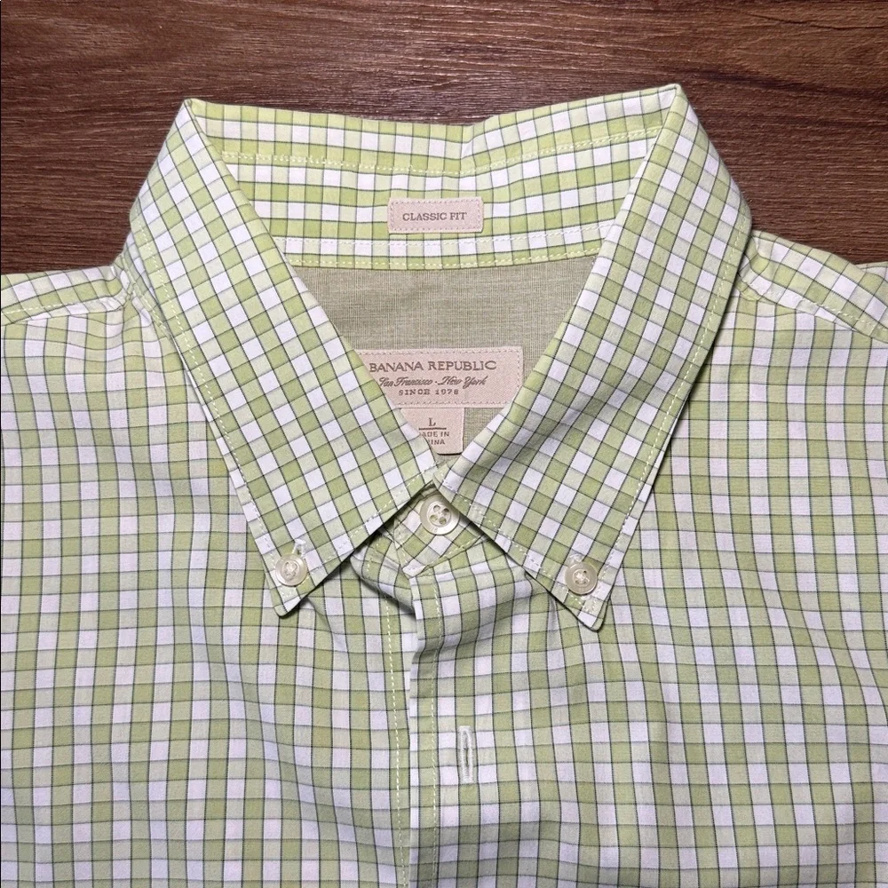 Banana Republic Men's Classic Plaid Button Up Shirt. Size L